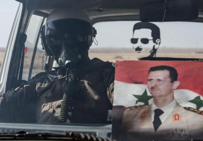 Сирийский пилот в машине с портретами Башара Асада. Фото Sputnik/Scanpix
