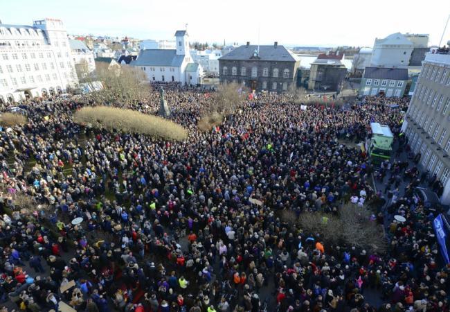 Многотысячная демонстрация протеста в Рейкьявике против премьер-министра Исландии с требованием его отставки после того, как стало известно о его причастности к панамскому офшорному скандалу. Фото Reuters/Scanpix