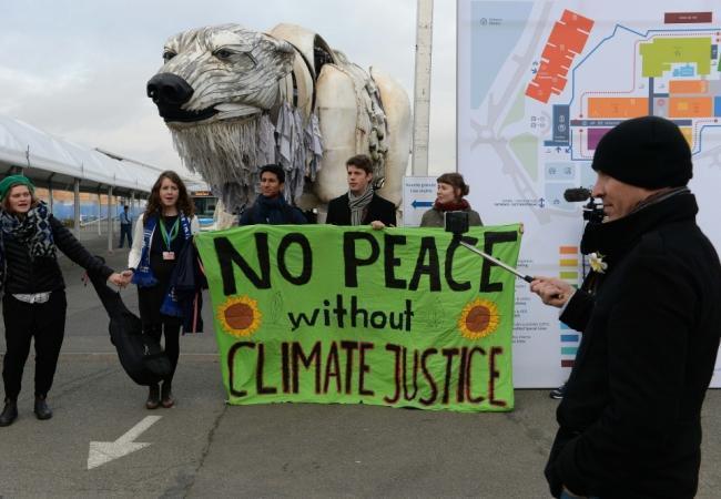 Франция, акция солидарности с российскими экологами. Фото AFP/Scanpix