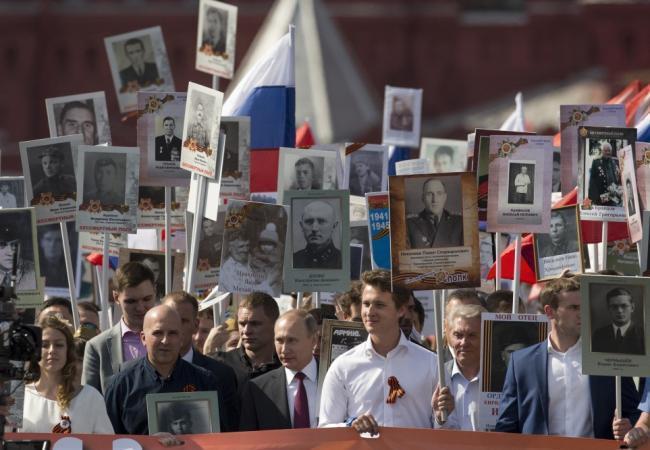 Президент РФ Владимир Путин среди участников акции 