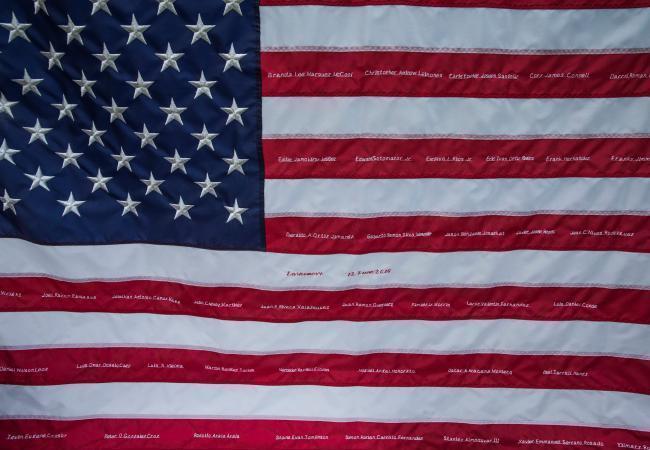 Флаг США с именами погибших в клубе Pulse. Фото Евгения Фельдмана для «Спектра»