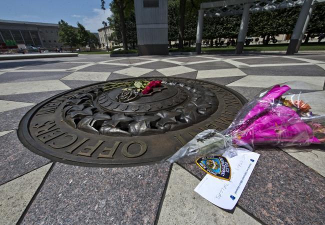 Цветы у Национального мемориала полицейских в Вашингтоне, 8 июля 2016 года. Фото AP/Scanpix