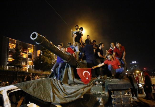 Жители Анкары на танке протестуют против военного переворота. Фото Reuters/Scanpix