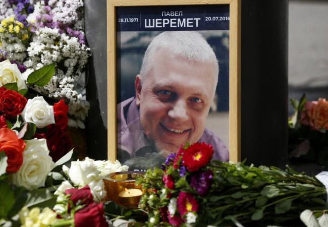 Цветы и портрет Павла Шеремета на месте его гибели в Киеве. Фото AP/Scanpix