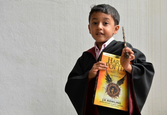 Поклонник серии книг о Гарри Поттере из Индии, только что получивший экземпляр восьмой части. Фото: AFP / Scanpix