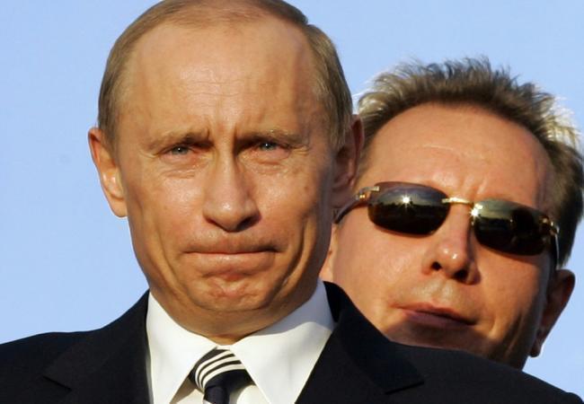 Владимир Путин и бывший начальник Службы безопасности президента Виктор Золотов (нынешний глава Национальной гвардии России). Фото AP/Scanpix