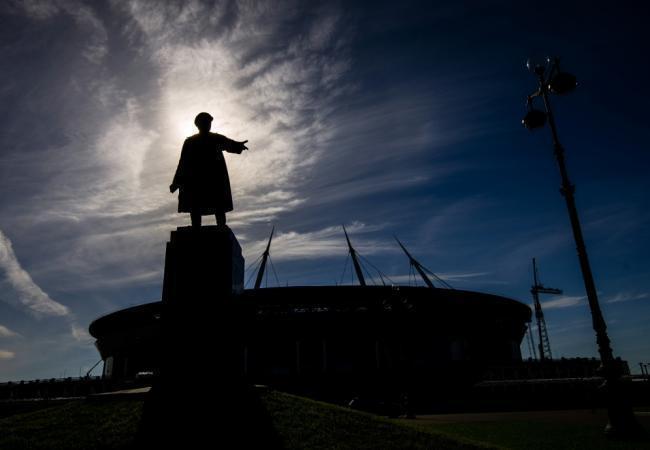 Памятник Сергею Кирову перед входом на строящийся стадион. Фото: Sputnik / Scanpix