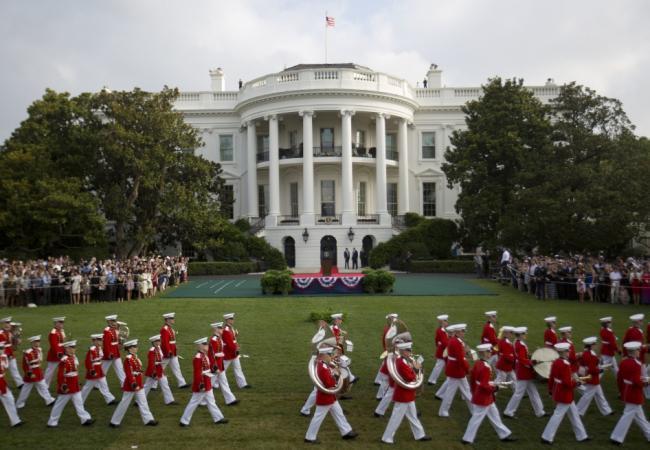 Парад морских пехотинцев перед Белым домом в Вашингтоне. Фото AP/Scanpix