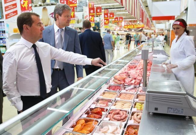 Премьер-министр Дмитрий Медведев во время редкого посещения обычного супермаркета. Фото: Sputnik / Scanpix