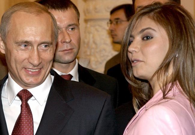 Владимир Путин и Алина Кабаева в 2004 году на встрече президента с олимпийской сборной. Фото: Reuters / Scanpix