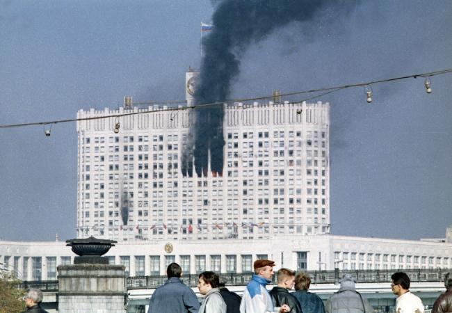 Черный дым из окон нынешнего Дома правительства оказался одним из символов 1990-х годов. Фото: AFP / Scanpix
