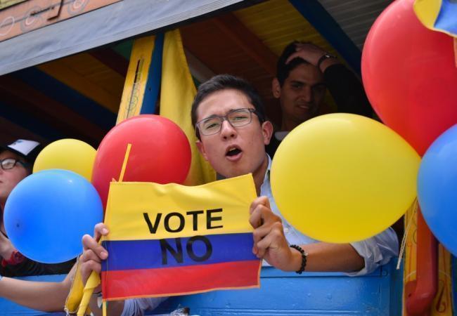 Молодежь призывает голосовать на референдуме против соглашения с FARC. Фото: AFP / Scanpix