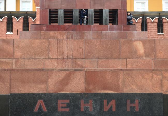 Фасад Мавзолея Ленина приводят в порядок перед 75-й годовщиной исторического парада 7 ноября 1941 года. Фото AFP/Scanpix