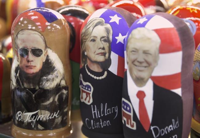 Матрешки с изображением кандидатов в президенты США и российского лидера. Фото AP/Scanpix