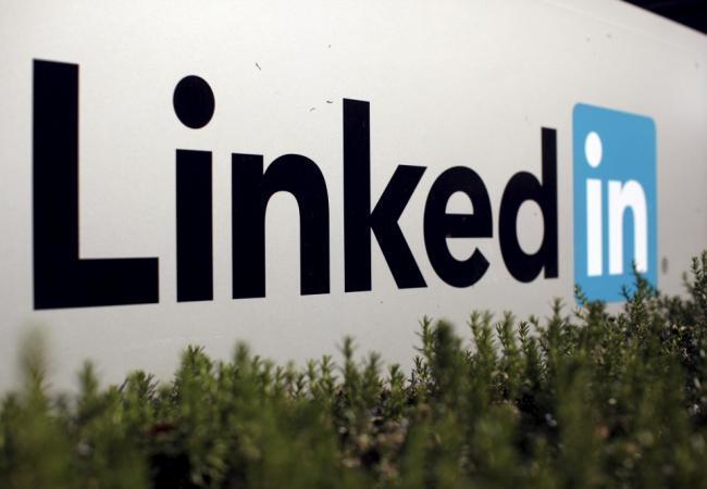 Логотип LinkedIn рядом со штаб-квартирой в Калифорнии. Фото: Reuters / Scanpix