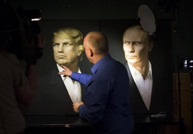 Портреты Дональда Трампа и Владимира Путина в пабе в Москве. Фото: AP / Scanpix