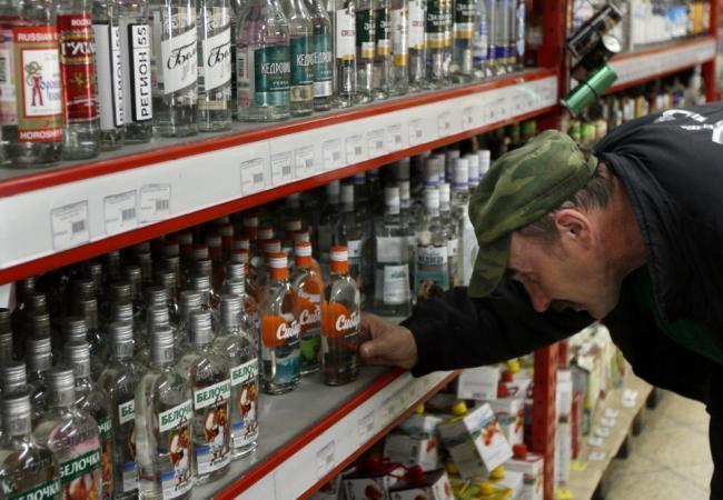 В условиях экономического спада покупка водки в магазине для многих стала роскошью. Фото: RIA Novosti / Scanpix