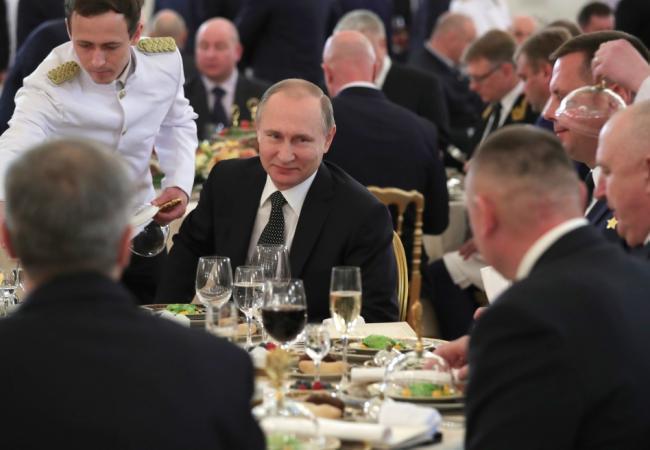 Президент Владимир Путин в окружении гостей на приеме в Крмеле 9 декабря. Фото Sputnik /Scanpix