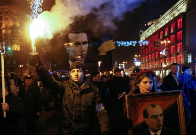 Молодой украинский националист с файером на марше памяти Бандеры. Фото: Reuters / Scanpix