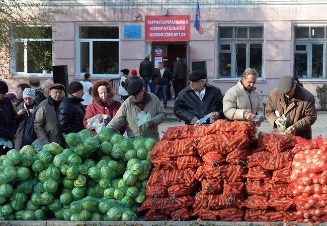 Фото: RIA Novosti/Scanpix. Распродажа овощей перед избирательным участком в Донецке