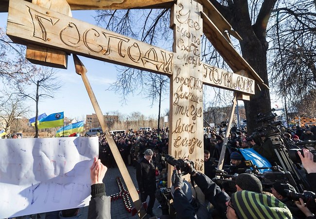 Фото: RIA Novosti/Scanpix. Петр Порошенко возлагает цветы к памятнику Небесной сотне в Киеве