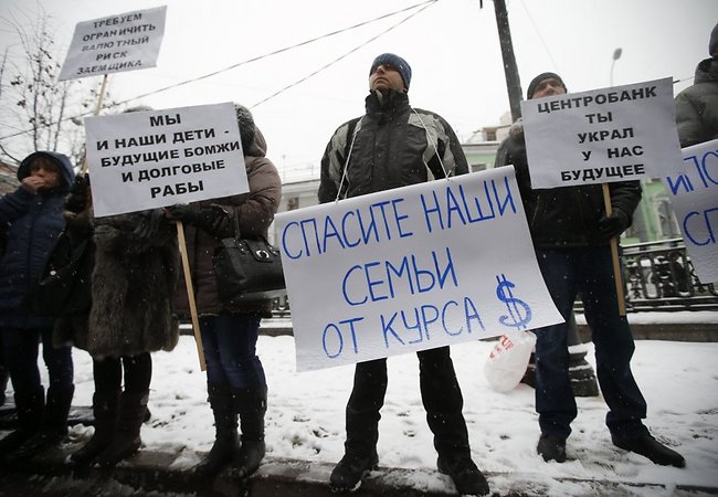 Фото: Reuters/Scanpix. Пикет держателей валютной ипотеки у здания Центробанка РФ.
