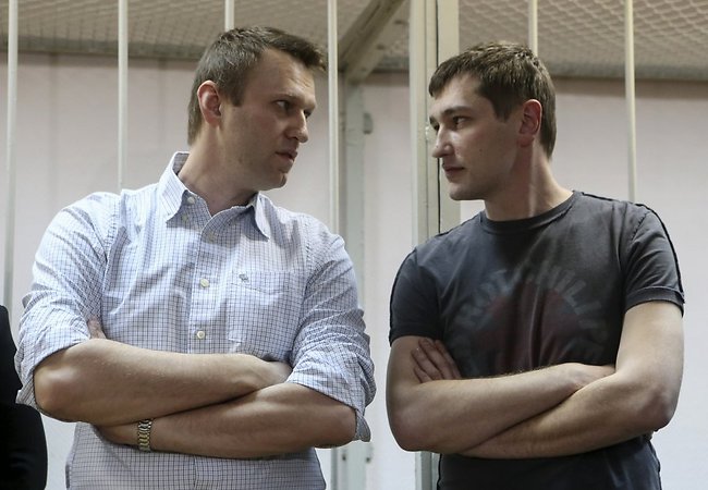 Фото: AFP/Scanpix. Алексей и Олег (справа) Навальные на оглашении приговора 30.12.2014.