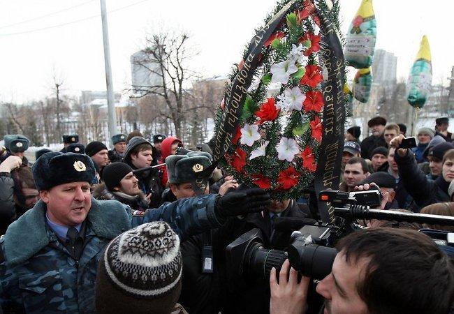 Фото: AFP/Scanpix. Акция протеста в Казани после гибели Сергея Назарова, пострадавшего во время задержания в ОВД «Дальний» в 2012 году