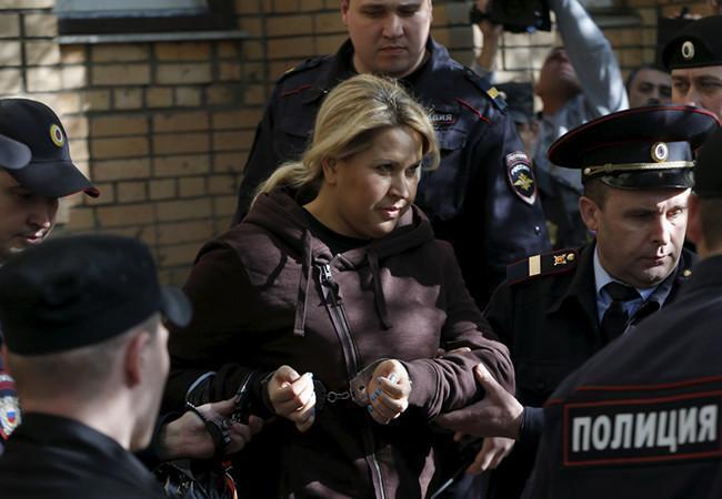 Евгению Васильеву выводят из здания суда после вынесения приговора. Фото Reuters/Scanpix