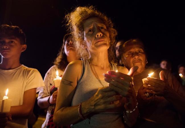 Вечером жители Сазерленд Спрингс почтили память убитых. Фото Sacco / Caller-Times via USA Today Network / Scanpix