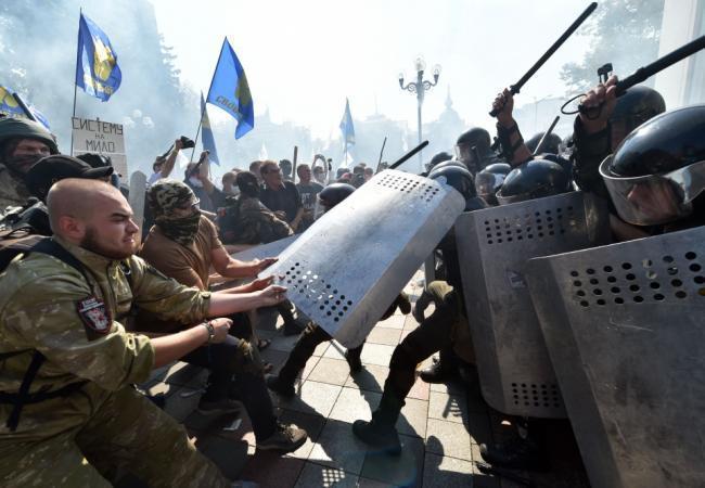 При штурме здания Верховной рады Украины, 31 августа 2015 года. Фото AFP/Scanpix