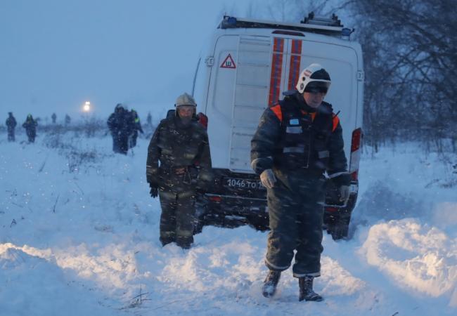 Участники поисково-спасательной операции на месте падения Ан-148. Фото Reuters/Scanpix