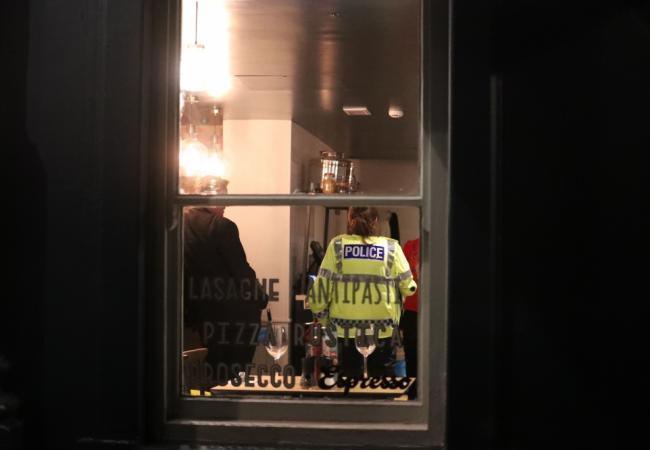 Полиция осматривает ресторан Zizzi в Солсбери, рядом с которым обнаружили Сергея Скрипаля и его спутницу. Фото PA Wire / PA Images / Scanpix