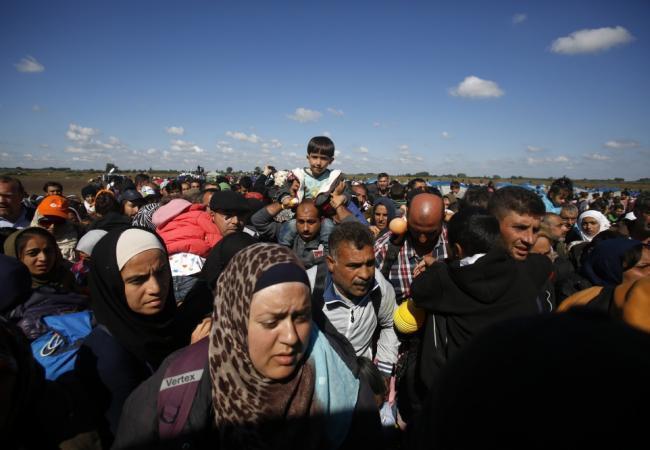 Сирийские мигранты в перевалочном лагере в Венгрии. Фото AP/Scanpix