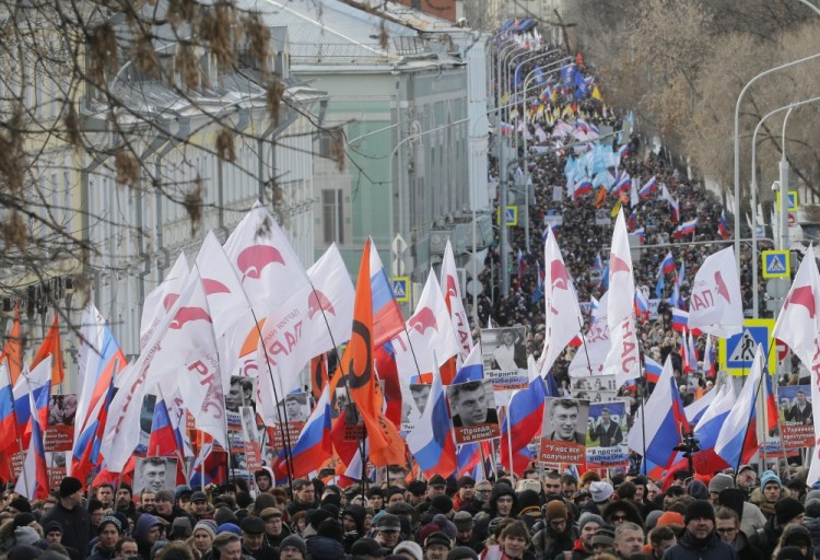 epa05816115 Russian people banners and flags during a memorial march for Boris Nemtsov to mark the second anniversary of his murder, in Moscow, Russia, 26 February 2017. Boris Nemtsov, a liberal opposition leader and sharp critic of Russian president Vladimir Putin, was killed on 27 February 2015 by a group of Chechen military servicemen. Five were arrested, one was killed during detention, and one of the organizers of the crime is still wanted.  EPA/MAXIM SHIPENKOV