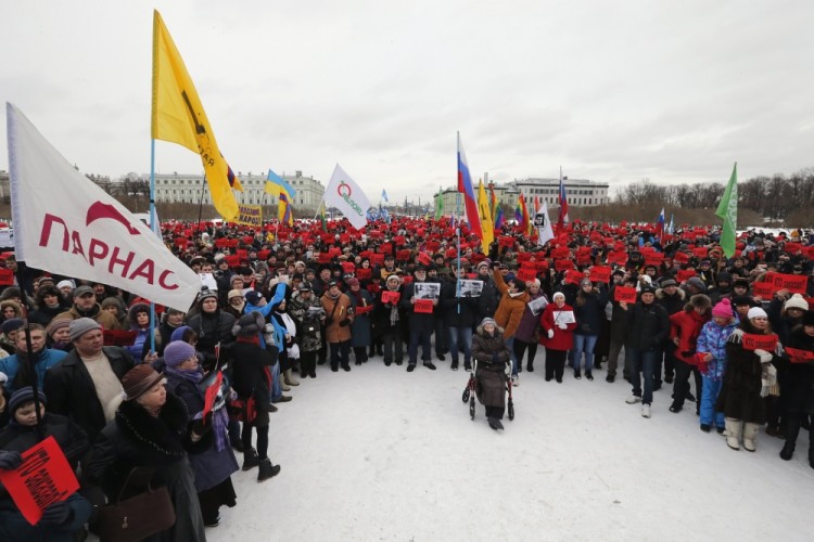 epa05816144 People participate in a memorial march for Boris Nemtsov to mark the second anniversary of his murder, in St. Petersburg, Russia, 26 February 2017. Nemtsov, a liberal opposition leader and sharp critic of Russian president Vladimir Putin, was killed on 27 February 2015 by a group of Chechen military servicemen in Moscow. Red posters reads: 'Who ordered it?'  EPA/ANATOLY MALTSEV