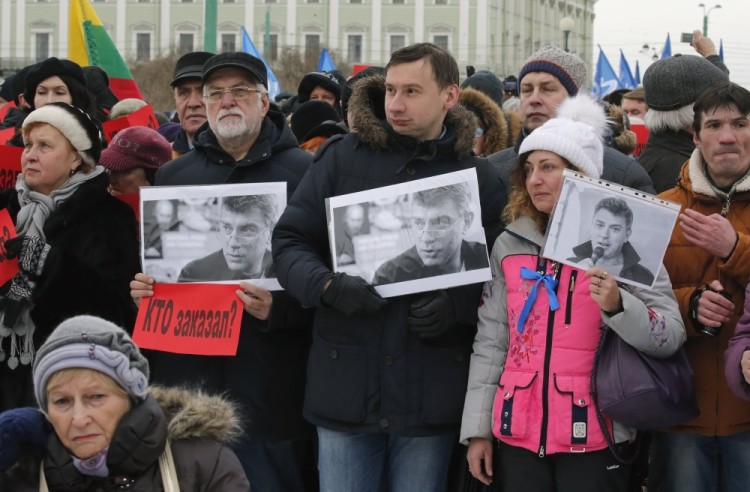 epa05816147 People participate in a memorial march for Boris Nemtsov (seen on posters) to mark the second anniversary of his murder, in St. Petersburg, Russia, 26 February 2017. Nemtsov, a liberal opposition leader and sharp critic of Russian president Vladimir Putin, was killed on 27 February 2015 by a group of Chechen military servicemen in Moscow.  EPA/ANATOLY MALTSEV