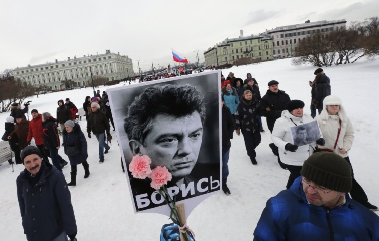 epa05816148 Russian people participate in a memorial march for Boris Nemtsov (seen on posters) to mark the second anniversary of his murder, in St. Petersburg, Russia, 26 February 2017. Nemtsov, a liberal opposition leader and sharp critic of Russian president Vladimir Putin, was killed on 27 February 2015 by a group of Chechen military servicemen in Moscow.  EPA/ANATOLY MALTSEV
