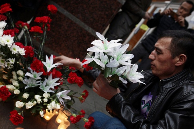 epaselect epa05886383 A Russian man lays flowers to pay respect to the victims of an explosion at a metro station in Saint Petersburg, Russia, 03 April 2017. According to reports, at least 10 people were killed and dozens were injured in an explosion in the city's metro system. Russia's National Anti-Terrorist Committee said that the explosions hit a train between Sennaya Ploshchad and Tekhnologichesky Institut stations, media added. An anti-terror investigation is underway.  EPA/TILL RIMMELE