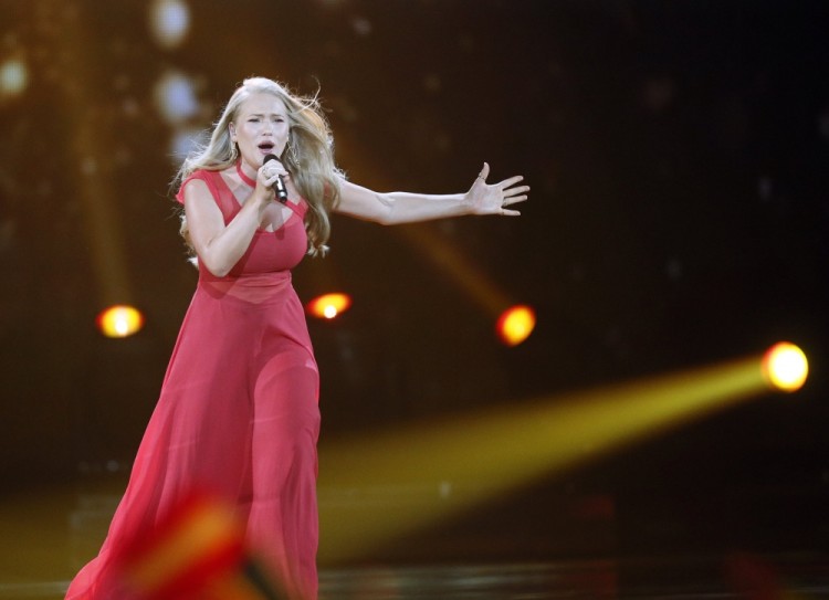 epa05962443 Anja Nissen from Denmark performs during the Grand Final of the 62nd annual Eurovision Song Contest (ESC) at the International Exhibition Centre in Kiev, Ukraine, 13 May 2017.  EPA/SERGEY DOLZHENKO