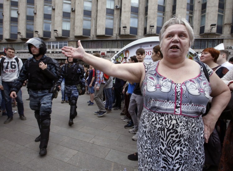 epa06024387 A woman gestures during an unauthorized opposition action in Tverskaya  street in central Moscow, Russia, 12 June 2017. Russian liberal opposition leader and anti-corruption blogger Alexei Navalny has called his supporters to hold a protest in Tverskaya Street, which leads to the Kremlin, instead of the authorized by Moscow officials Sakharov avenue. According to news reports on 12 June 2017 citing his wife Yuliya Navalnaya, Alexei Navalny has been arrested ahead of planned protests in Moscow.  EPA/SERGEI CHIRIKOV