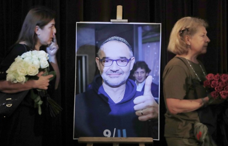 epa06080654 People pass a portrait of 'godfather' of Russian internet Anton Nosik during his mourning ceremony at the Central House of Writers in Moscow, Russia, 11 July 2017. The prominent Russian blogger and internet entrepreneur Anton Nossik has died from a heart attack aged 51.  EPA/SERGEI ILNITSKY