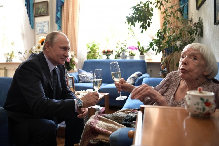 Владимир Путин и Людмила Алексеева. Фото SPUTNIK /Scanpix