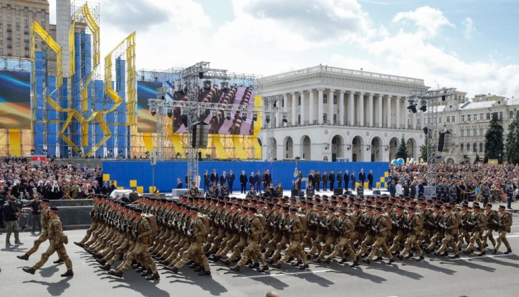 epa06159365 A Ukrainian Armed Forces military unit marches on Kiev's Independence Square, Ukraine, 24 August 2017, during a parade on the occasion of the country's 'Independence Day' celebrations. Ukrainians mark the 26th anniversary of Ukraine's independence from the Soviet Union in 1991.  EPA/SERGEY DOLZHENKO