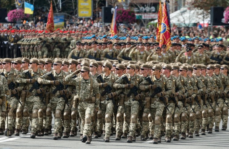 epa06159369 Ukrainian Armed Forces military units march on Kiev's Independence Square, Ukraine, 24 August 2017, during a parade on the occasion of the country's 'Independence Day' celebrations. Ukrainians mark the 26th anniversary of Ukraine's independence from the Soviet Union in 1991.  EPA/SERGEY DOLZHENKO