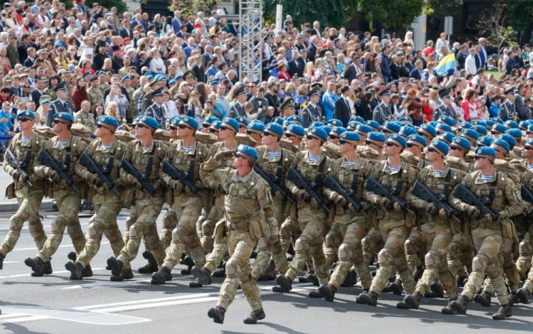 epa06159385 A Ukrainian Armed Forces military unit marches on Kiev's Independence Square, Ukraine, 24 August 2017, during a parade on the occasion of the country's 'Independence Day' celebrations. Ukrainians mark the 26th anniversary of Ukraine's independence from the Soviet Union in 1991.  EPA/SERGEY DOLZHENKO