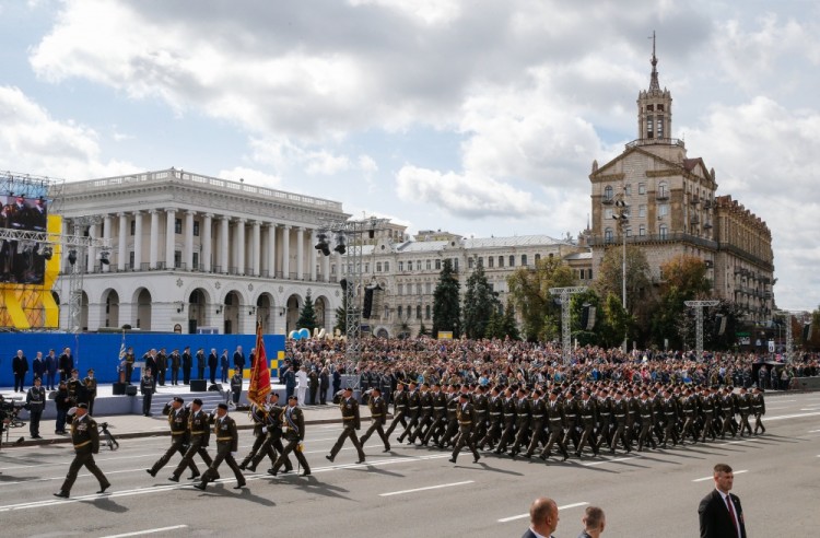 epa06159400 A Ukrainian Armed Forces military unit marches on Kiev's Independence Square, Ukraine, 24 August 2017, during a parade on the occasion of the country's 'Independence Day' celebrations. Ukrainians mark the 26th anniversary of Ukraine's independence from the Soviet Union in 1991.  EPA/SERGEY DOLZHENKO