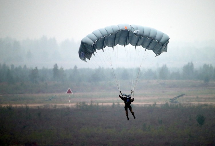 epa06210271 A soldier lands in parachute during a joint Russian-Belarusian military drill 'Zapad 2017' near the town of Ruzhany, some 235 km from Minsk, Belarus, 17 September 2017. Recent media reports stated that the strategic 'Zapad 2017' military maneuvers of the armed forces of the Russian Federation and Belarus are taking place from 14 to 20 September in Belarus and three military training grounds in Russia.  EPA/TATYANA ZENKOVICH