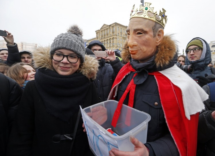 Среди протестующих собирал «голоса» узнаваемый «царь». Фото EPA/Scanpix