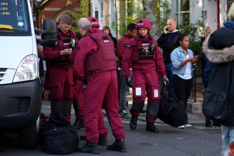 Members of a bomb disposal squad stand in the street near Parsons Green tube station in London, Britain September 15, 2017. REUTERS/Hannah McKay